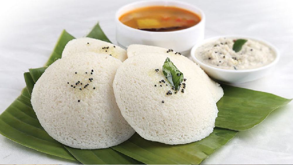 দক্ষিণী জলখাবার খেতে চাইলেও শহরের অনেক জায়গায় যেতে পারেন। যাদবপুর এইট-বি-র মোড়ে ইডলি-ধোসা-সম্বর-বড়া পেয়ে যাবেন। 