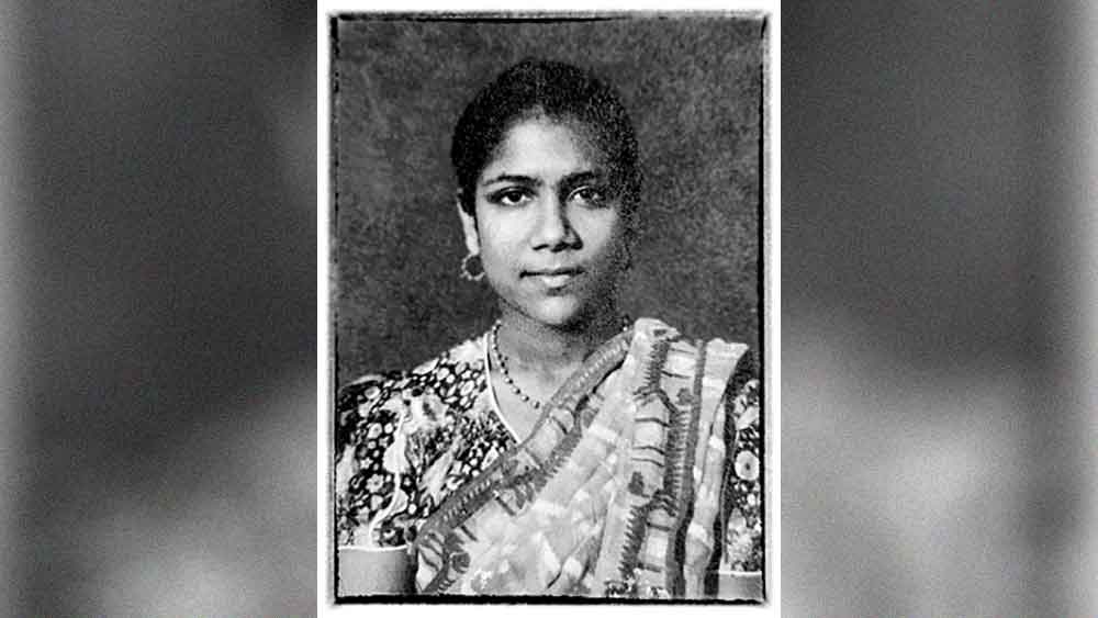 ছাত্রী অবস্থায় শিল্পী।
