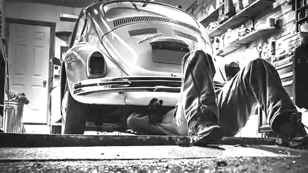 বোমা শনাক্ত করার নাম করে ওই যুবক হামাগুড়ি দিয়ে গাড়ির নীচে যান এবং কর্মচারীদের গাড়ি থেকে বের করে দেন।