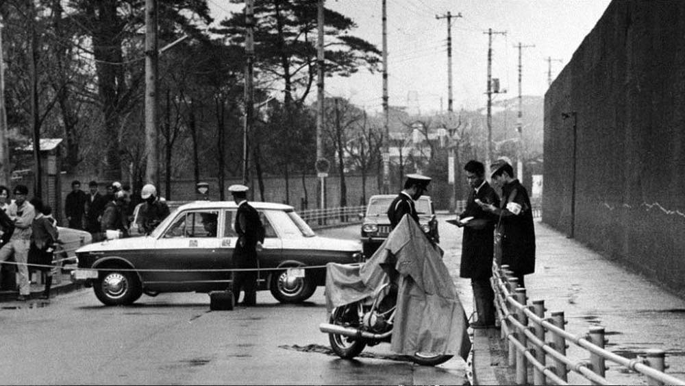 টোকিয়ো ফুচু কারাগারের পাশের রাস্তায় মোটরসাইকেলে আসা জাপানি পুলিশের উর্দি পরিহিত এক জন যুবক এই গাড়িটি থামিয়ে দেন। গাড়িটি তখন গন্তব্য থেকে মাত্র ২০০ মিটার দূরে ছিল।