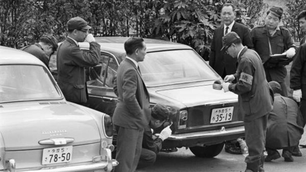 পুলিশের উর্দি পরিহিত এই যুবক ব্যাঙ্কের কর্মচারীদের জানান, তাঁদের শাখার ম্যানেজারের বাড়িতে বিস্ফোরণ হয়েছে। পুলিশ একটি সতর্কবার্তা পেয়েছে যে, তাঁদের গাড়িতেও ডিনামাইট লাগানো আছে।