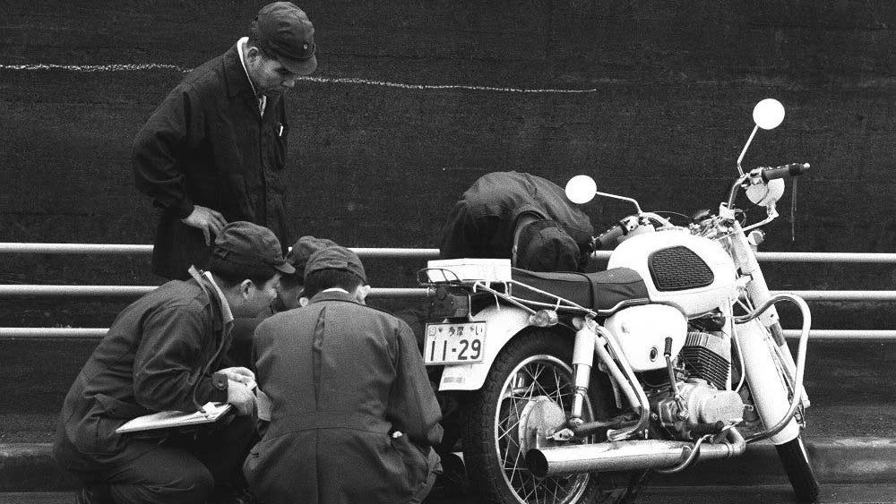 ১৯৬৮ সালের ১০ ডিসেম্বর জাপানের টোকিয়ো শহরে এই ডাকাতির ঘটনাটি ঘটে। পুলিশ অফিসারের ভুয়ো পরিচয় নিয়ে মোটরবাইকে চেপে আসা এক ব্যক্তি একাই এই ডাকাতি করেন এবং ঘটনাস্থল থেকে পালিয়ে যান।