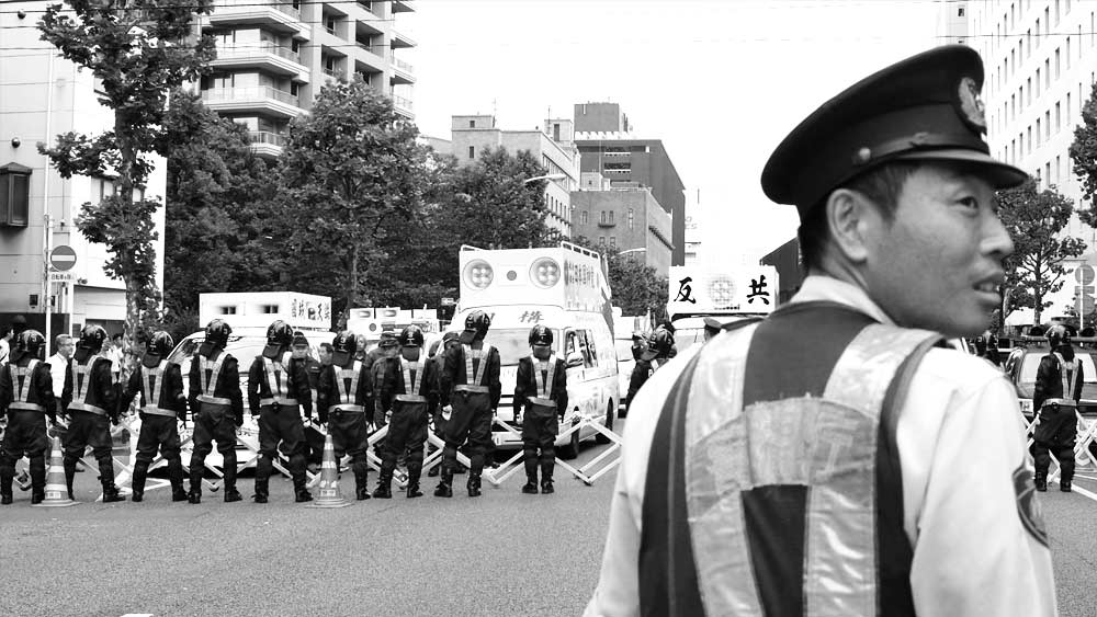 ব্যাঙ্কের কর্মীরা ওই যুবককে পুলিশ বলে বিশ্বাস করে নেন। কারণ তার কিছু দিন আগে সত্যিই ব্যাঙ্ক ম্যানেজারকে হুমকি দিয়ে চিঠি দেওয়া হয়েছিল।