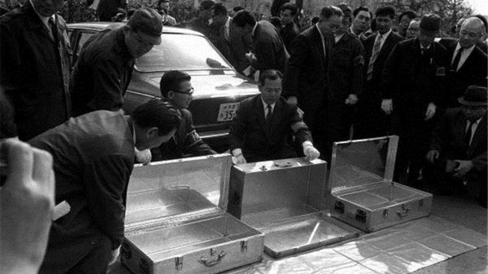 কিন্তু তাঁর মৃত্যুর পরও লুঠ হওয়া টাকার কোনও হদিশ মেলেনি। তাঁর বিরুদ্ধে কোনও প্রমাণ না মেলায় পরে তাঁর উপর থেকে অভিযুক্ত তকমা ঘোচে।