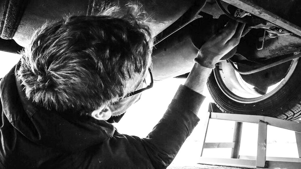 কিছু ক্ষণ পরে, কর্মীরা গাড়ির নীচে ধোঁয়া এবং আগুনের শিখা লক্ষ্য করেন। এর পরই এই যুবক গাড়ির নীচ থেকে বেরিয়ে আসেন এবং গাড়িতে বিস্ফোরণ হতে চলেছে বলে চিৎকার করতে থাকেন। ভয়ে কর্মচারীরা পিছু হটলে ওই যুবক গাড়িতে চেপে পালিয়ে যান।