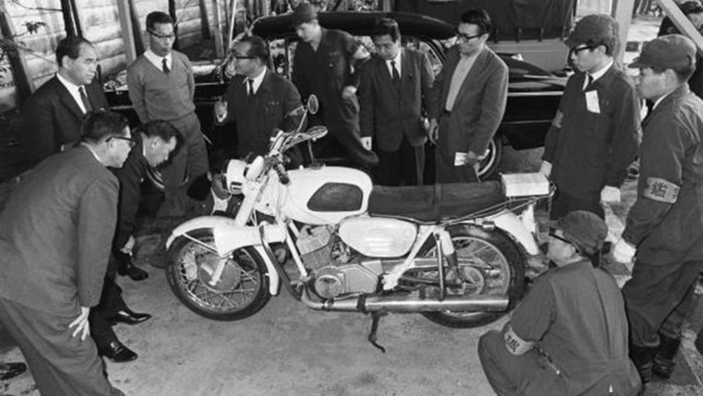 গাড়ি করে কিছুটা এগিয়ে ওই যুবক ব্যাঙ্কের গাড়ি ছেড়ে দেন এবং আগে চুরি করা অন্য একটি গাড়িতে টাকার বাক্সগুলি চাপান। এর পর আরও কিছুটা এগিয়ে তিনি অন্য একটি গাড়িতে চেপে পালিয়ে যান।