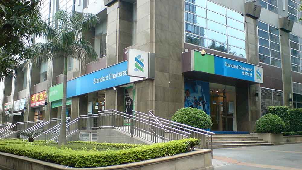 ৪০০ থেকে ১০০০ কোটি-র মধ্যে রয়েছে ছ’টি ব্যাঙ্ক। এর মধ্যে স্ট্যান্ডার্ড চার্টার্ড ব্যাঙ্ক ঋণ দিয়েছে ৭৪৩ কোটি। পাশাপাশি ব্যাঙ্ক অব ইন্ডিয়া এবং ওরিয়েন্টাল ব্যাঙ্ক অব কমার্স (এখন পঞ্জাব ন্যাশনাল ব্যাঙ্কের অর্ন্তভুক্ত)-এর ক্ষতির পরিমাণ যথাক্রমে ৭১৯ এব‌ং ৭১৪ কোটি টাকা।