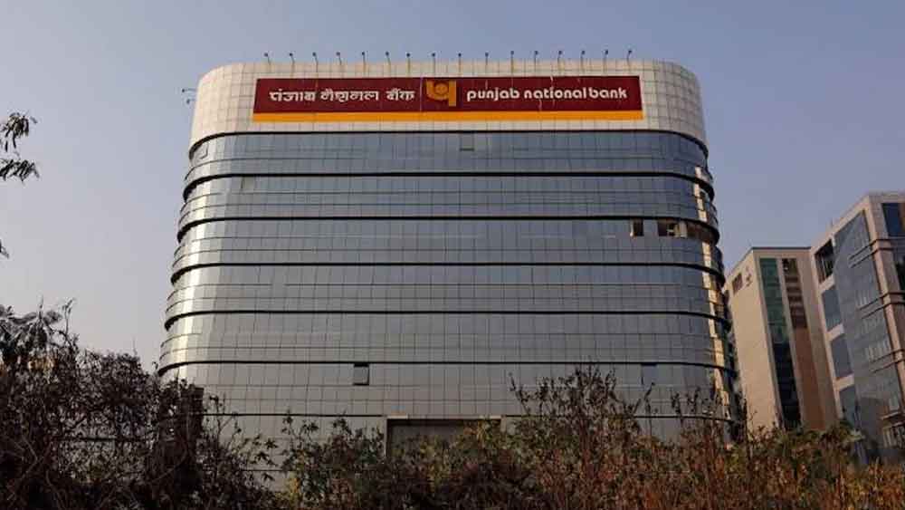 পলাতক হিরে ব্যাবসায়ী নীরব মোদী-কে ঋণ দিয়ে আগেই ক্ষতির মুখে থাকা পঞ্জাব ন্যাশনাল ব্যাঙ্কের নতুন করে ক্ষতির পরিমাণ এক হাজার ২৪৪ কোটি। এর পরে রয়েছে ইন্ডিয়ান ওভারসিজ ব্যাঙ্ক। ঋণ দেওয়া অর্থের পরিমাণ এক হাজার ২২৮ কোটি।