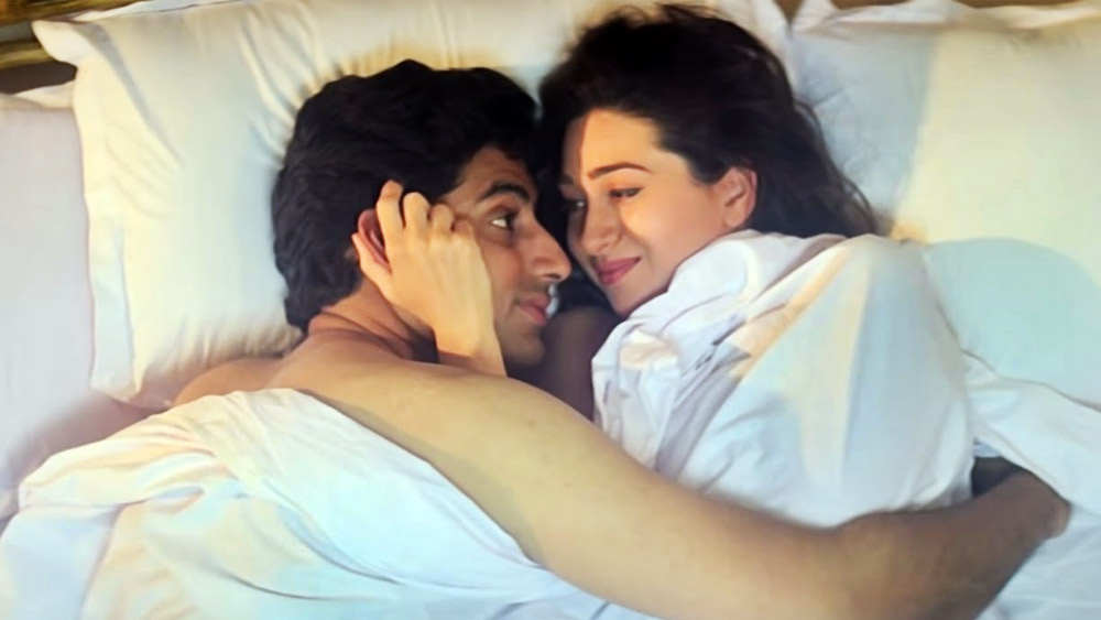 আশীর্বাদের চার মাস পর আচমকাই আলাদা হয়ে যায় দু'জনের পথ। কারণ অবশ্য জানা যায়নি। করিশ্মা তার এক ব্যবসায়ী সঞ্জয় কপূরকে বিয়ে করে এখন বিবাহবিচ্ছিন্ন। অভিষেক বর্তমানে ঐশ্বর্যার সঙ্গে সুখে সংসার করছেন।