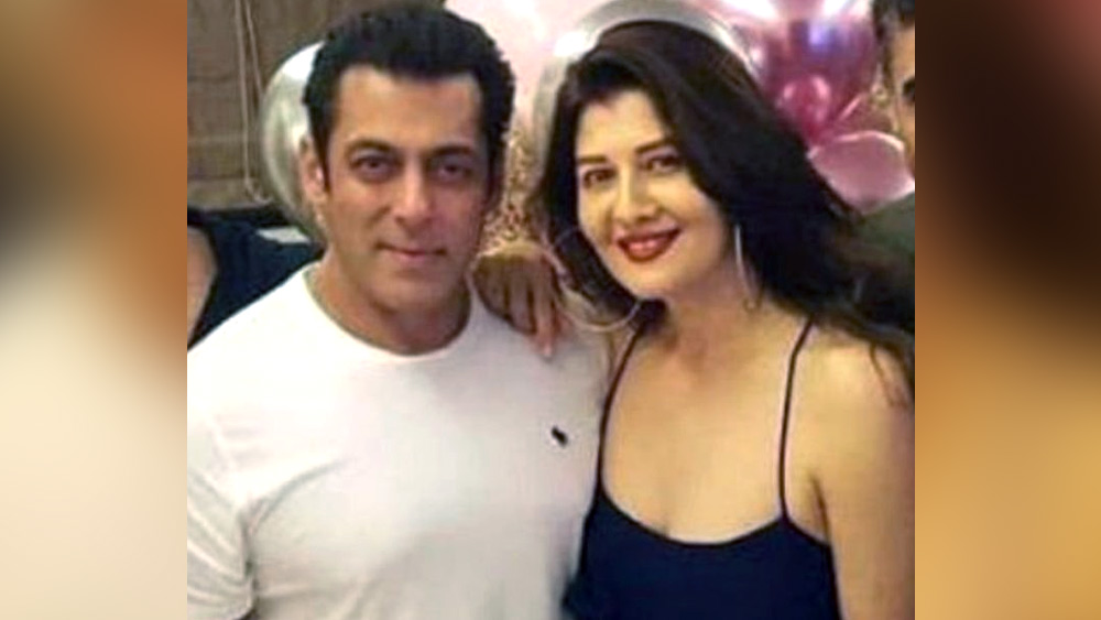 সলমন খান এবং সঙ্গীতা বিজলানি- সলমন খানের সঙ্গে একাধিক নায়িকার সম্পর্কের কথা শোনা গেলেও কোনওটিই বিয়ে পর্যন্ত গড়ায়নি। শোনা যায়, সঙ্গীতা বিজলানির সঙ্গে নাকি সলমনের বাগদান পর্যন্ত হয়েছিল। সলমনের অভিনয়জীবন তখন সবে শুরু। সঙ্গীতার প্রেমে হাবুডুবু খেতেন ‘ভাইজান’।