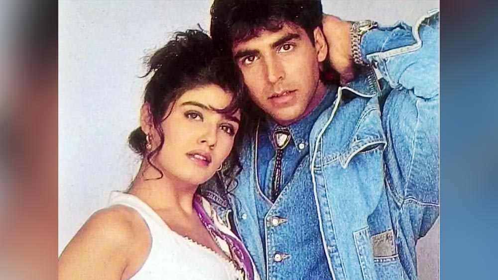 অক্ষয় কুমার এবং রবিনা টন্ডন- ৯০-এর দশকে বলিউডে অন্যতম আলোচিত জুটি ছিলেন অক্ষয় কুমার এবং এবং রবিনা টন্ডন। ‘টিপ টিপ বরসা পানি’ গানের মতো বাস্তবেও তাঁদের রসায়ন ছিল বেশ জমাট। শোনা যায়, তিন বছর সম্পর্কের পর দু'জনে নাকি গোপনে বাগদানও সেরেছিলেন। কিন্তু এই প্রেম শেষ পর্যন্ত পূর্ণতা পায়নি৷ 