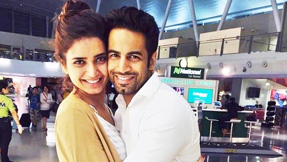 উপেন পটেল এবং করিশ্মা তন্না- ‘বিগ বস’ চলাকালীন কাছাকাছি আসেন উপেন পটেল এবং করিশ্মা তন্না। দু’জনের সম্পর্ক মসৃন ভাবেই এগোচ্ছিল। ‘নাচ বলিয়ে’-র মঞ্চে করিশ্মা এবং উপেনের বাগদানও হয়। ভক্তরা অপেক্ষা করছিলেন কবে তাঁরা বিয়ের খবর পাবেন। এমন সময়ে হঠাৎই তাঁদের সম্পর্ক ভেঙে খানখান। ‘নাচ বলিয়ে’ শেষ হওয়ার পর পরই জটিলতা শুরু হয়েছিল। বিচ্ছেদের জন্য পরে উপেন যদিও করিশ্মাকেই দায়ী করেন। করিশ্মা তন্না বর্তমানে বরুণ বঙ্গেরার সঙ্গে সংসারে‌ মন দিয়েছেন।