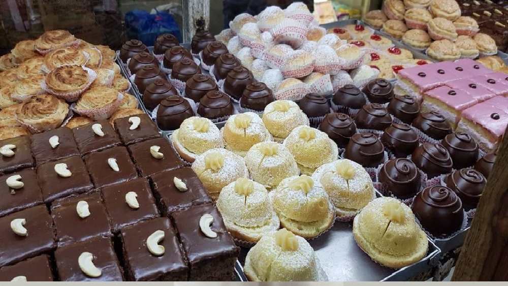 সালদানহার ডার্ক চকোলেট ব্রাউনি, ফ্রেঞ্চ ম্যাকারন, চিজ পাফ, ওয়ালনাট কেক প্রভৃতি সারা শহরে বিখ্যাত। 