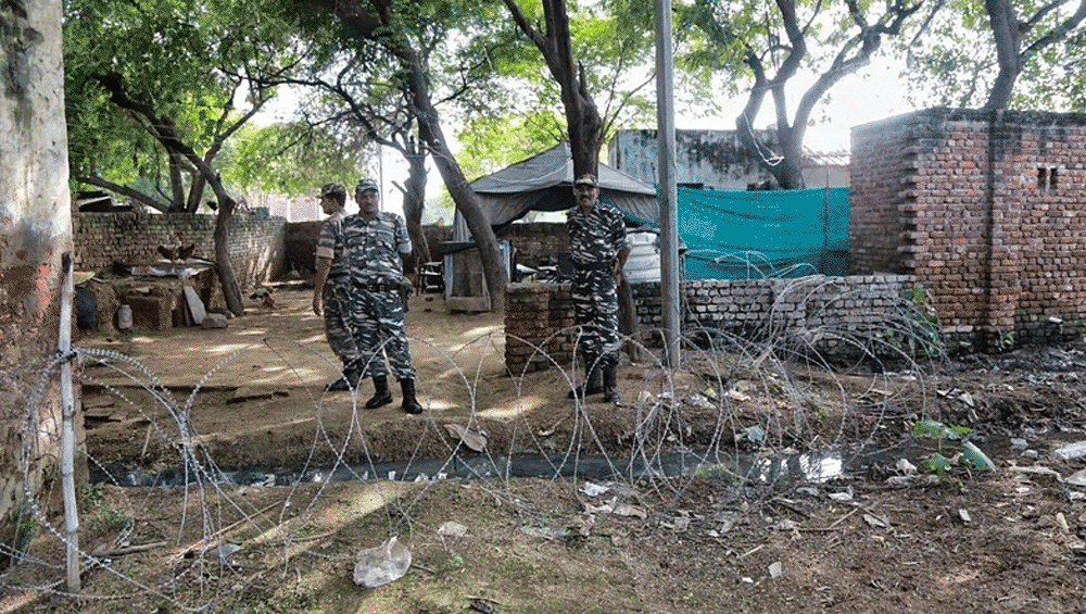 সীমান্তের মতোই কাঁটাতারের বেড়া। এই বাড়ি যেন একটা দেশ। কাঁটাতার, প্রহরী, তাঁবু, ওয়াচ টাওয়ার... 