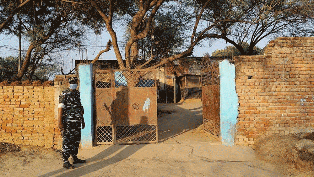 এই সেই বাড়ি, এখানেই থাকে সেই পরিবার, যার কাহিনি উত্তরপ্রদেশ এবং কালক্রমে ভারতের সীমানা ছাড়িয়ে ছড়িয়ে গিয়েছে বিদেশে। 