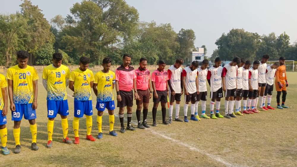 চুচুঁড়ার মাঠে ম্যাচ চলাকালীন নীরবতা পালন।