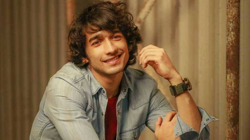 ফিল্ম জগতে একটা চালু কথা হল— ড্রিম ডেবিউ। অর্থাৎ এমন স্বপ্নের মতো সূচনা। বলিউডে অভিনেতা শান্তনু মাহেশ্বরীর শুরুটাও ঠিক তেমনই হতে চলেছে। প্রথম উড়ানেই জেটগতির জ্বালানি দেওয়া হয়েছে তাঁকে। যার নাম আলিয়া ভট্ট।