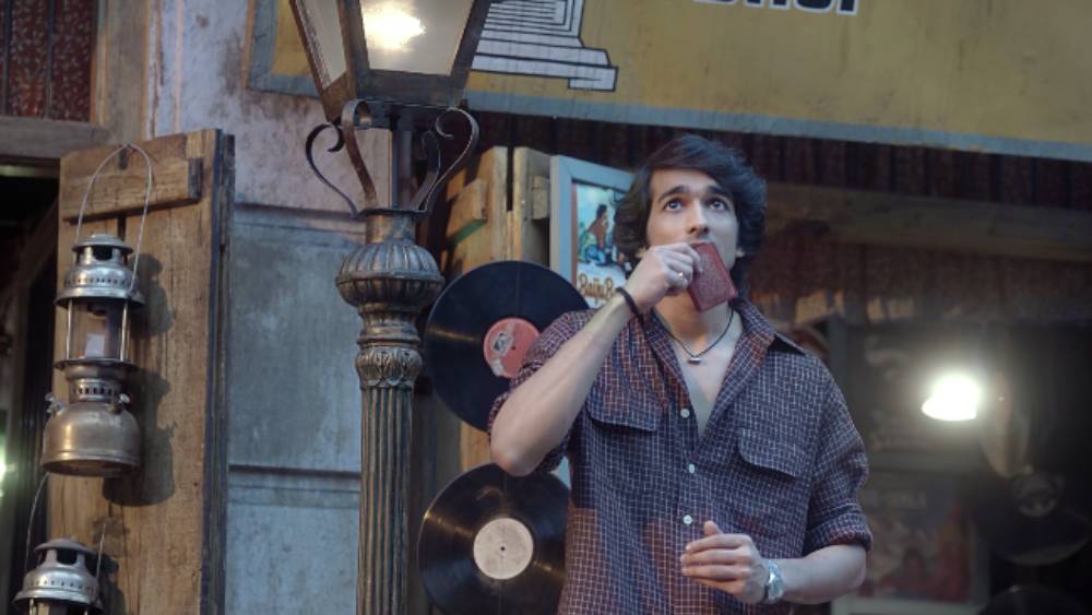 এক দিকে সঞ্জয়ের মতো পরিচালক ,অন্য দিকে আলিয়ার মতো সহ-অভিনেতা। এ সব ক্ষেত্রে ছবি হিট করানোর দায় নতুন অভিনেতার কাঁধে তেমন থাকে না। তাঁকে শুধু নিজের কাজটুকু মন দিয়ে করলেই চলে। শান্তনুর সুযোগ তাই সব দিক থেকেই ঈর্ষণীয় বলে মনে করছে বলিউড। কিন্তু এক জন তুলনামূলক অনভিজ্ঞ অভিনেতা কী ভাবে এই সুযোগ পেলেন?