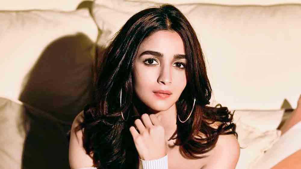 এক দিকে আলিয়ার মতো অভিনেত্রী। যিনি কর্ণ জোহর ক্যাম্পের দীর্ঘ দিনের বিশ্বস্ত। যাঁর অভিনয়জীবন ঝলমলে ‘হাইওয়ে’, ‘উড়তা পঞ্জাব’, ‘রাজি’, ‘বদ্রিনাথ কি দুলহনিয়া’র মতো মণিমুক্তোয়। বড় ব্যানার, বড় বাজেটের ছবি ‘ব্রহ্মাস্ত্র’ মুক্তির অপেক্ষায়। ভন্সালীর পরিচালনায় সেই আলিয়ার সঙ্গেই পর্দায় রোম্যান্স করবেন শান্তনু। যার একঝলক ইতিমধ্যেই দর্শকের সামনে এসেছে।