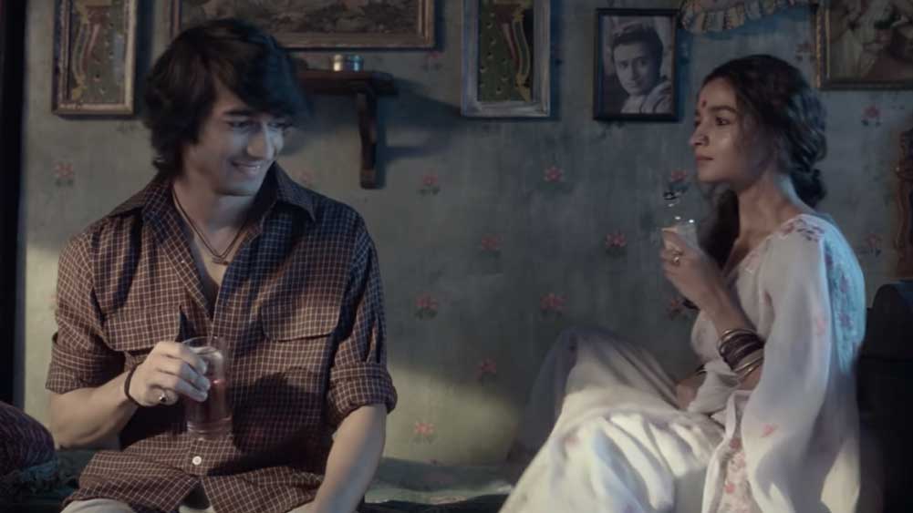 ছবির ‘জব সাঁইয়া’ গানের ভিডিয়ো সম্প্রতিই প্রকাশ্যে এসেছে। যাঁরা সেটি দেখেছেন, তাঁদের অনেকেই বলেছেন আলিয়ার সঙ্গে বেশ টক্কর দিয়েই অভিনয় করেছেন শান্তনু। এমনকি রোম্যান্টিক দৃশ্যেও তিনি সাবলীল। অথচ আলিয়ার থেকে বয়সে দু’বছরের বড় শান্তনুর অভিনয় অভিজ্ঞতা আলিয়ার চেয়ে অনেকটাই কম।