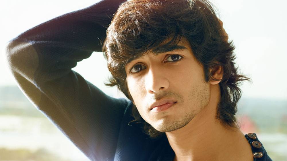 কলকাতার ছেলে শান্তনু। ১৯৯১ সালের ৭ মার্চ কলকাতাতেই জন্ম। পড়াশোনা কলকাতারই একটি ইংরেজি মাধ্যম স্কুলে। পরে উচ্চশিক্ষার জন্য মুম্বই যান এবং পাকাপাকি ভাবে সেখানেই থেকে যান।