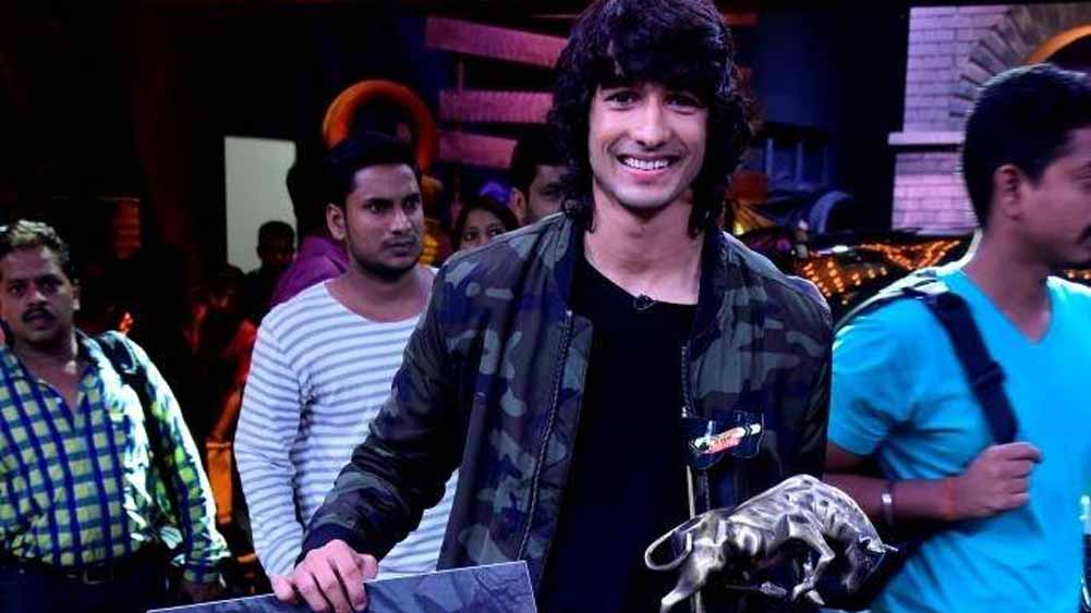 এর মধ্যেই ‘খতরোঁ কি খিলাড়ি’র অষ্টম সিজনে বিজয়ী হন শান্তনু। ফাঁকে ফাঁকেই চলছিল, ছোটখাটো ছবি, ওয়েব সিরিজ এবং মিউজিক ভিডিয়োয় অভিনয়ের কাজ। তবে ২০২০ সালের পর কোনও প্রতিযোগিতা বা পর্দায় অভিনয় সূত্রে আর দেখা যায়নি শান্তনুকে।