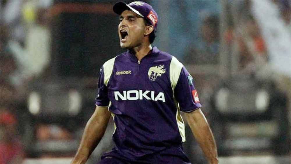 প্রথম আইপিএলে শাহরুখ খানের দলের সেনাপতি ছিলেন সৌরভ গঙ্গোপাধ্যায়। ঘরের পিচে উদ্বোধনী ম্যাচে টস জিতে প্রথমে ফিল্ডিং করার সিদ্ধান্ত নিয়েছিলেন রয়্যাল অধিনায়ক রাহুল দ্রাবিড়। সে বারের ম্যাচে অধিনায়কত্বের পাশাপাশি ব্রেন্ডন ম্যাকালামকে সঙ্গী করে বিপক্ষের গোলাবারুদ সামলাতে ওপেনিং করতে নেমেছিলেন সৌরভ। 