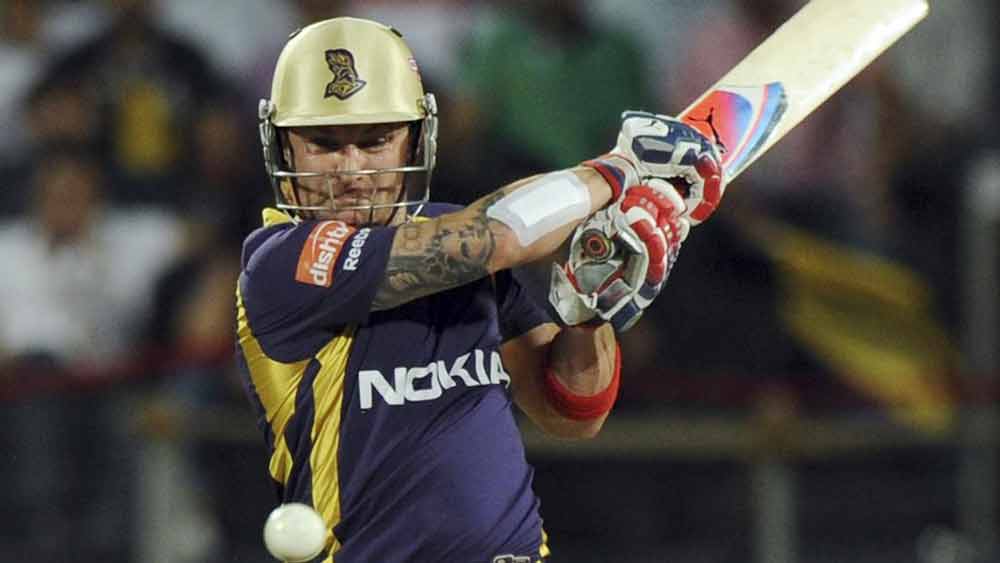 উদ্বোধনী ম্যাচে ব্যাটার সৌরভ হতাশ করলেও ব্রেন্ডন ম্যাকালাম সম্পর্কে সে কথা বলা যাবে না। বরং নাইটদের জয়ের কৃতিত্বের সিংহভাগ গিয়েছিল ম্যাকালামের দখলে। সে দিনের ম্যাচে দ্রাবিড়দের প্রতিটি বোলারের ইকনমি রেট বিগ়ড়ে দিয়েছিলেন ম্যাকালাম। ৭৩ বলে অপরাজিত ১৫৮ রানের বিধ্বংসী ইনিংসে ছিল ১৩টি ছয়। সঙ্গে ১০টি চার। স্ট্রাইক রেটও চোখ কপালে তোলার মতো— ২১৬.৪৩। উপরি হিসাবে উইকেটরক্ষকের গ্লাভসেও দলকে ভরসা দিয়েছিলেন ম্যাকালাম।