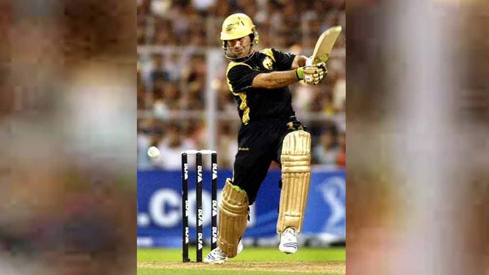 কেকেআরে সৌরভ ছাড়াও আর এক জন ‘অধিনায়ক’ ছিলেন। তিনি রিকি পন্টিং। ২০০৮ সালে তিনি ছিলেন অস্ট্রেলিয়ার অধিনায়ক। লাল বলের ক্রিকেটে যতই সৌরভ-পন্টিং দ্বৈরথ থাকুক না কেন, কেকেআরের হয়ে দীর্ঘ দিন তিন নম্বর সামলেছেন এই অজি। প্রথম ম্যাচে সৌরভ আউট হওয়ার পর নেমে ২০-২০ করেছিলেন। অর্থাৎ ২০ বলে ২০ রান। 