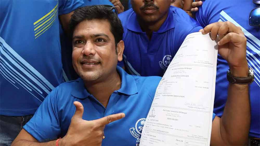 ক্রিকেটের জুতো ছেড়ে এ বার অন্য রাজনীতিকের জুতোয় পা গলিয়েছেন লক্ষ্মী। তৃণমূলের প্রতীকে জিতে রাজ্যের মন্ত্রীও হন। তবে গত বছর মন্ত্রিত্ব থেকেও ইস্তফা দেন তিনি।