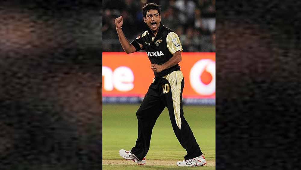 ঘরোয়া ক্রিকেটে বোলিং অলরাউন্ডার হিসাবে বহু স্মরণীয় ইনিংস খেলেছেন লক্ষ্মীরতন শুক্ল। তবে আইপিএলের প্রথম ম্যাচে নজর কাড়তে ব্যর্থ হন। ব্যাট করার সুযোগ আসেনি। বল হাতে ১.১ ওভারে ১ উইকেট নিয়েছিলেন তিনি।