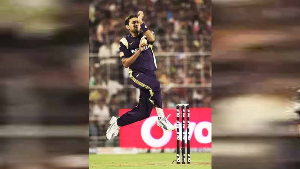 রয়্যালদের বিরুদ্ধে ব্যাট করার সুযোগ আসেনি। তবে বল হাতে ৪ ওভারে ৩টি উইকেট নিয়েছিলেন অজিত আগরকর। ওই ম্যাচে জাক কালিস, ক্যামেরুন হোয়াইট এবং বালচন্দ্র অখিলকে ডানা মেলতে দেননি তিনি। জাতীয় দলের হয়ে তিনটি ফরম্যাটে ২০০-র বেশি ম্যাচ খেলেছেন ৪৪ বছরের এই অলরাউন্ডার। একদিনের ম্যাচে রয়েছে ২১ বলে অর্ধশতরান। যা ভারতীয়দের মধ্যে দ্রুততম।