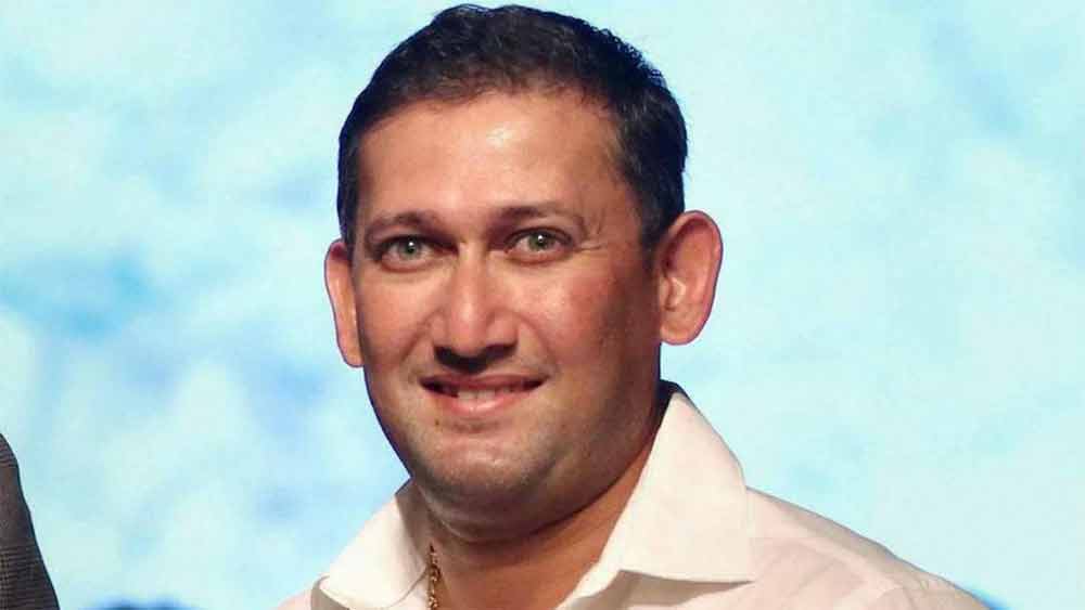 ২০১৩ সালে আন্তর্জাতিক ক্রিকেটকে বিদায় জানান আগরকর। একটি বেসরকারি টেলিভিশনের হয়ে ধারাভাষ্যকার হিসাবে কাজ করছেন তিনি।