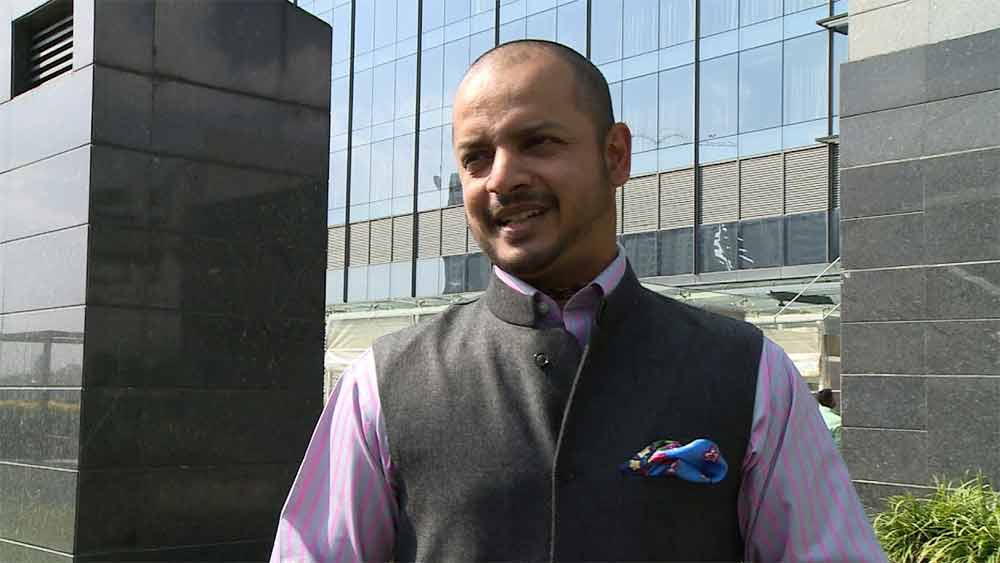 ৪৫ বছরের মুরলী কার্তিকও বহু প্রাক্তনের মতো ক্রিকেট ধারাভাষ্যকার হিসাবে নাম কামাচ্ছেন।