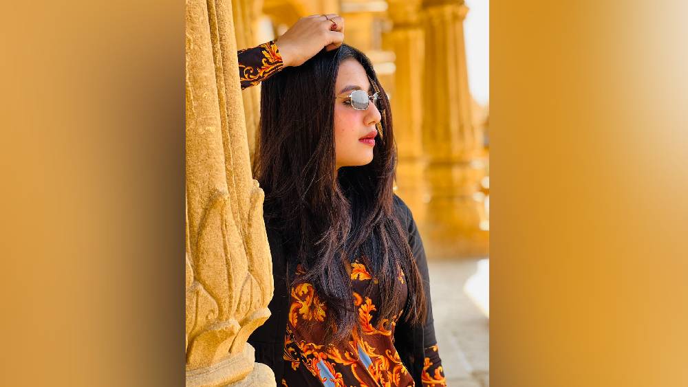 তাঁর পায়ের তলায় সর্ষে। ব্যস্ত রুটিনে সামান্য ফাঁক পেলেই ব্যাগ-পত্তর গুছিয়ে বেরিয়ে পড়েন। পাহাড়ের চূড়ায় দাঁড়িয়ে সূর্যাস্ত দেখেছেন। গায়ে মেখেছেন সমুদ্রের নোনা জল। 