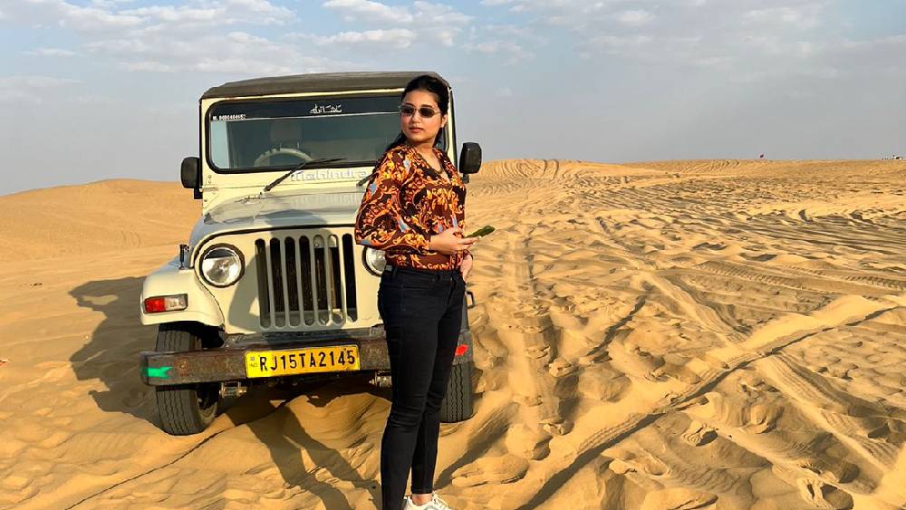 কখনও জিপে সওয়ার হয়ে পৌঁছে যাচ্ছেন ধুধু মরু প্রান্তরে।  