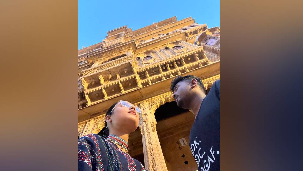 কখনও আবার শোভনের হাতে হাত রেখে মুগ্ধ হয়ে তাকিয়ে রয়েছেন ঐতিহাসিক প্রাসাদগুলির দিকে।