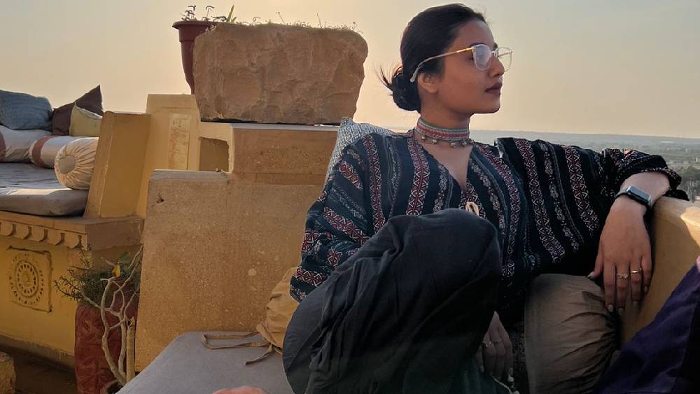 কখনও আবার পাটিয়ালা প্যান্ট, ঢলঢলে টপ আর গলায় কাজ করা চোকারে তাক লাগিয়েছেন কন্যে। 