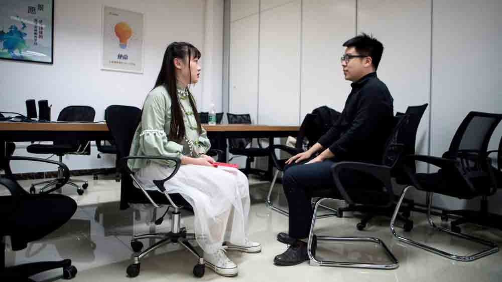 চিনের উঠতি প্রযুক্তি সংস্থাগুলি তাদের কোডার, প্রোগ্রামার এবং ইঞ্জিনিয়ারদের কাজের পরিবেশে আনন্দ দিতে একটি অভিনব উপায় নিয়ে এসেছে৷ এই পন্থার নাম ‘প্রোগ্রামার মোটিভেটর’।