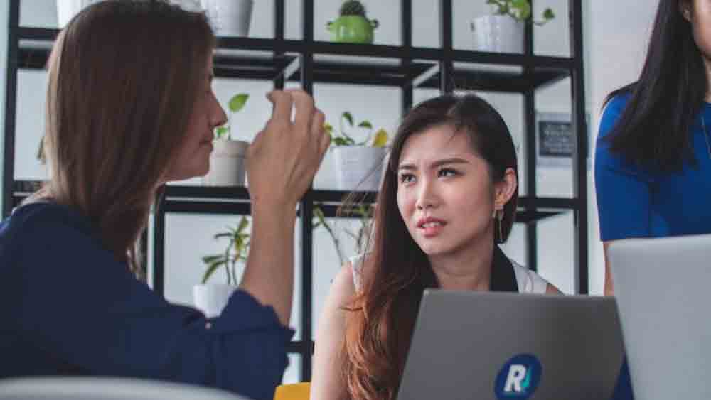 সুন্দরী এবং আকর্ষণীয় মহিলাদেরকেই প্রোগ্রামার মোটিভেটর হিসেবে নিয়োগ করছে এই সংস্থাগুলি। এই মহিলাদের কাজ একটাই। নিজেদের মোহময়ী আবেদনের মাধ্যমে কর্মীদের কর্মক্ষেত্রে আসার প্রতি ইচ্ছা বাড়িয়ে তোলা এবং কাজ করার প্রবণতা বাড়িয়ে তোলা।