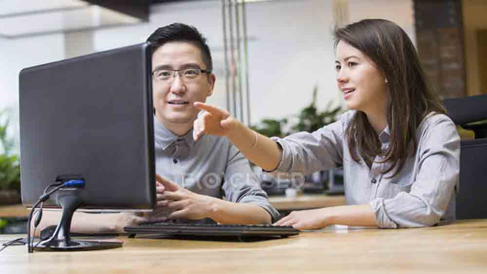 বেজিংয়ের এক বিশ্ববিদ্যালয় থেকে সিভিল ইঞ্জিনিয়ারিং নিয়ে পাশ করে এক প্রযুক্তি সংস্থার প্রোগ্রামার মোটিভেটর হিসেবে কাজ করেন ২৫ বছর বয়সি শেন ইয়ু। তাঁর দাবি, সংস্থার কোডার এবং প্রোগ্রামারদের সঙ্গে কথা বলার মতো কেউ নেই। তাই তাঁদের সঙ্গে সময়ে সময়ে মনের কথা বলে কাজের চাপ থেকে মুক্তি দেওয়া হয়।