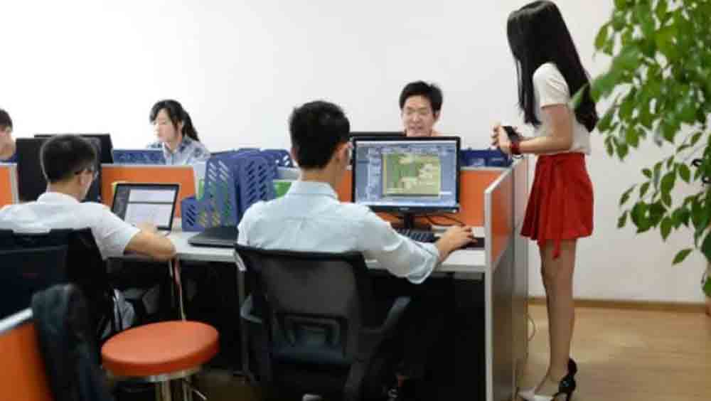 তবে শুধুমাত্র আকর্ষণীয় হলেই হবে না। এক অপরূপ সুন্দরীও যদি ভাবলেশহীন হন, তাহলে তিনি এই কাজের জন্য অচল। মহিলা যত গুণের অধিকারীই হোন না কেনও তাঁর মধ্যে থাকতে হবে সৌন্দর্য এবং লাস্যময়তা।