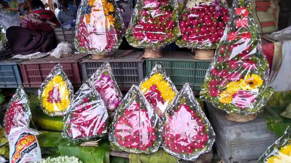 প্রিয় মানুষকে উপহার দেওয়া জন্য— ফুলের বিকল্প হয় না।