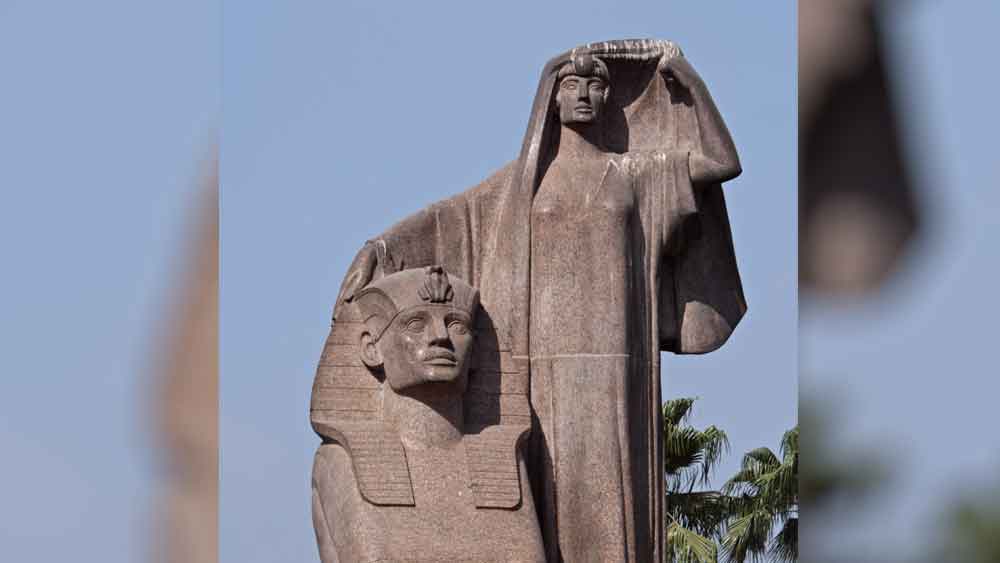 কায়রোর সেই হিজাব তুলে ধরা সেই তরুণী-মূর্তি, যা মেয়েদের স্বাধীনতাকে আহ্বান করছে। 