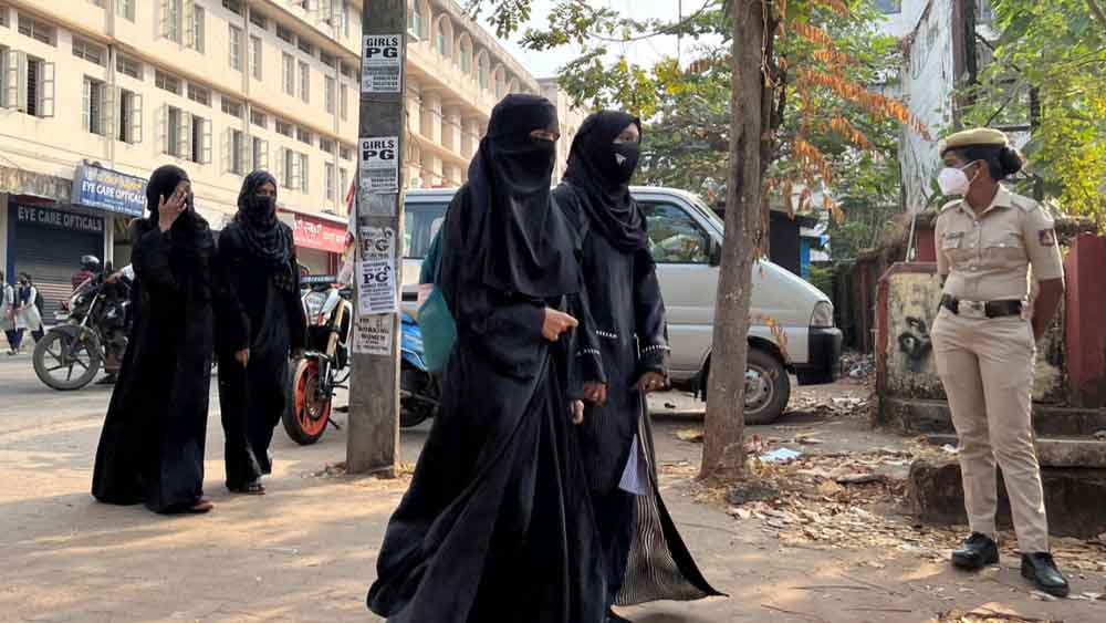 উন্নততর জীবন যাপনের উপযুক্ত করে তোলার সুযোগ প্রদান সর্বাগ্রে প্রয়োজন। পোশাকের বিষয়ে কারও ব্যক্তিগত পছন্দ-অপছন্দ নিয়ে তর্ক-বিতর্কে কালহরণের কোনও মানে হয় না।