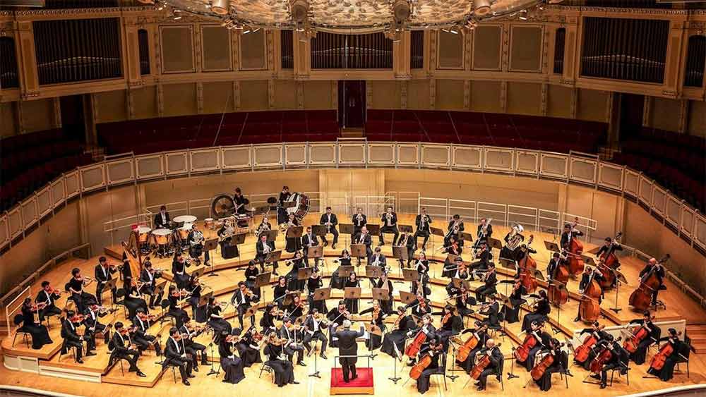 লন্ডনের একটি কনসার্টে বিজয়ের কণ্ঠে ধ্রুপদী সঙ্গীত শুনে মুগ্ধ হয়ে গিয়েছিলেন বাপ্পি লাহিড়ি। তাঁকে বলিউডে গিয়ে নেপথ্য গায়ক হওয়ার পরামর্শও দিয়েছিলেন। বলেছিলেন, বলিউডে তাঁর জন্য ভবিষ্যৎ অপেক্ষা করছে।