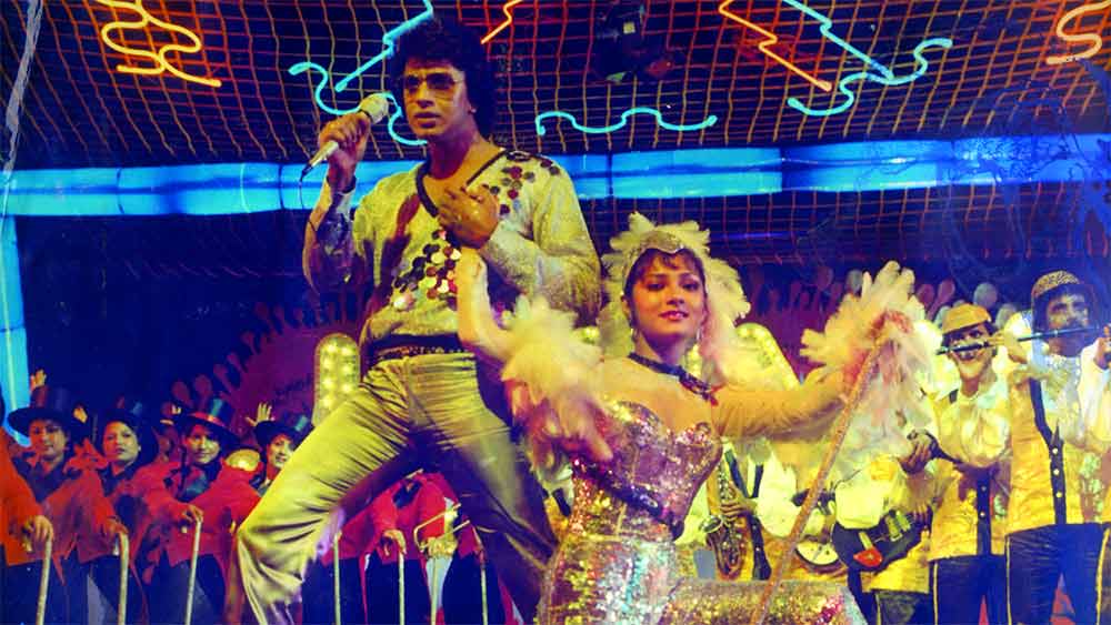 বাপ্পির সঙ্গে সাক্ষাতের কয়েক বছর পর লন্ডন ছেড়ে বলিউডে পা রেখেছিলেন বিজয়। সে সময় ‘ডিস্কো ডান্সার’ ছবির কাজে ব্যস্ত পরিচালক বি সুভাষ। ডিস্কো নাচিয়ে হিসাবে মিঠুনকে কেন্দ্র করে ওই ছবিতে সুরের দায়িত্বে ছিলেন বাপ্পি লাহিড়ি। 