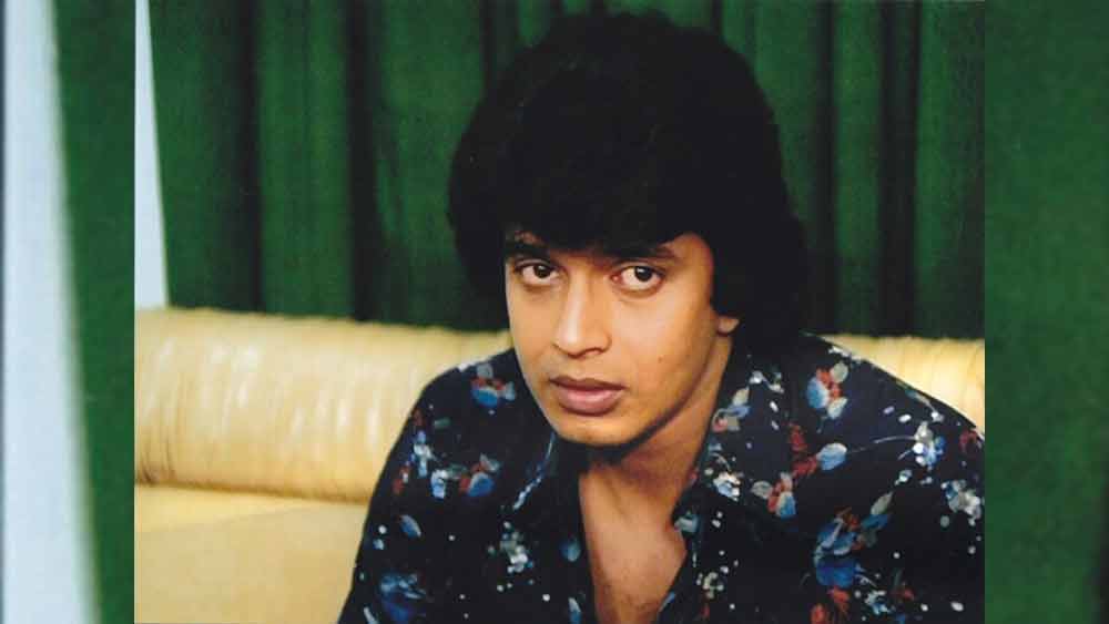 ‘আই অ্যাম আ ডিস্কো ডান্সার’ গানটি বিজয়ের কণ্ঠে কেমন শোনাবে? এক বার শুনেই দেখুন না! পরিচালককে অনুরোধ করেছিলেন বিজয়ের বাপ্পি’দা। তাতে নিমরাজি হয়ে যান বি সুভাষ। জানিয়েছিলেন, ছবিতে কিশোরের কণ্ঠেই সে গান থাকবে। তবে তার আগে বিজয়ের কণ্ঠে গানের ট্রায়াল হয়ে যাক! সঙ্গে সঙ্গে রাজি হয়ে যান বাপ্পি।