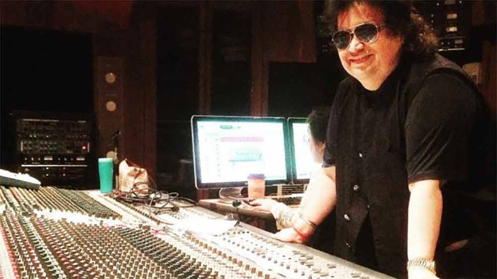 বিজয় জানিয়েছেন, মুম্বইয়ের এচইএমভি স্টুডিয়োতে ‘আই অ্যাম আ ডিস্কো ডান্সার’ গানটি রেকর্ড করা হয়েছিল। সঙ্গে ছিলেন প্রায় ১০০ জন পার্শ্বগায়ক-গায়িকা। ওই গানের মিঠুনেরও উৎসাহ কাজে এসেছিল বলে জানিয়েছেন বিজয়। তাঁর কথায়, ‘‘রেকর্ডিংয়ের সময় চারপাশে এত লোকজন দেখে ভয় পেয়ে গিয়েছিলাম। গানের সময় নিজের সেরাটা দিতে হবে। তখন মিঠুন’দা বলেন, ‘দারুণ শক্তিশালী গান। দম নিয়ে গলা ছেড়ে গাও!’ সে সব কথায় মনে জোর পেয়েছিলাম। সকাল থেকে রেকর্ডিং শুরু হয়েছিল। সন্ধ্যা গড়িয়ে তা শেষ হতে হতে রাত হয়ে যায়।’’