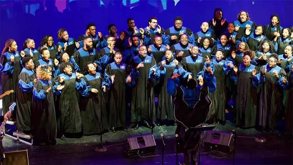 শোনা গিয়েছিল, ১৯৯১ সালে জার্মানির একটি ঘটনা় থামিয়ে দিয়েছিল বিজয়ের বলিউড কেরিয়ার। ওই বছর মাফিয়াদের সঙ্গে সংঘর্ষের বলি হয়েছিলেন বিজয়ের ভাই। তার পর থেকে সব কিছু ওলটপালট হয়ে যায়। বলিউডকে বিদায় জানিয়ে আজকাল গসপেল গায়ক হিসাবে দিন কাটাচ্ছেন বছর সত্তরের বিজয়!